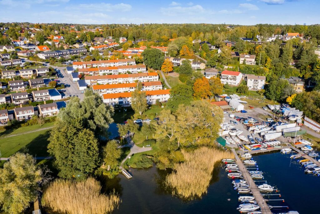 13. Nylad Markplattor entre garage Uppsala Almtuna